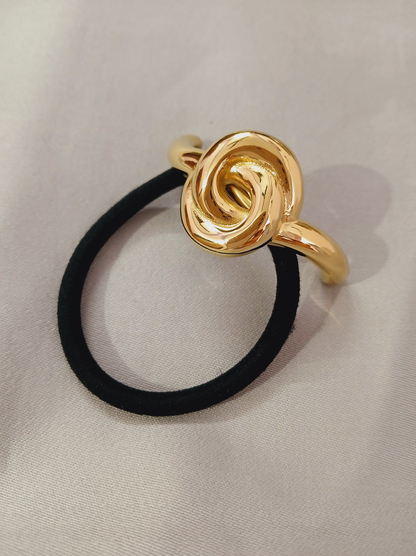 Knot haircuff