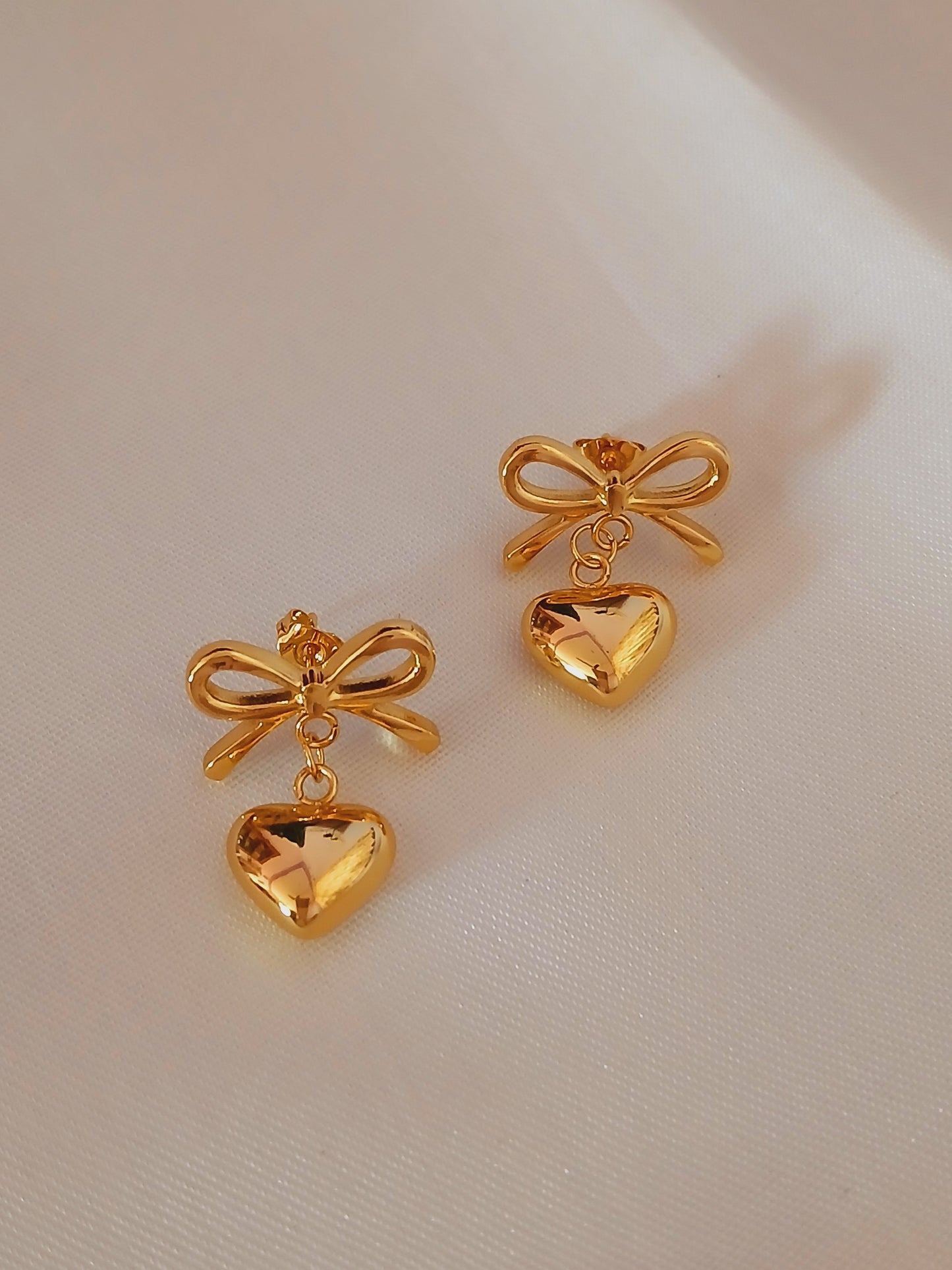 Heart bow stud - 18k gold plated