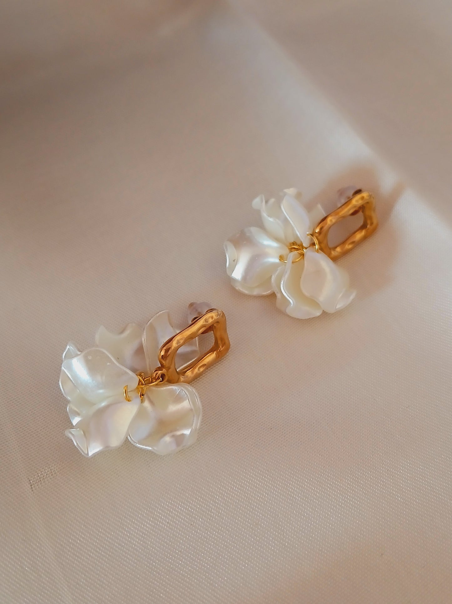Creamy Stud - 18k gold plated