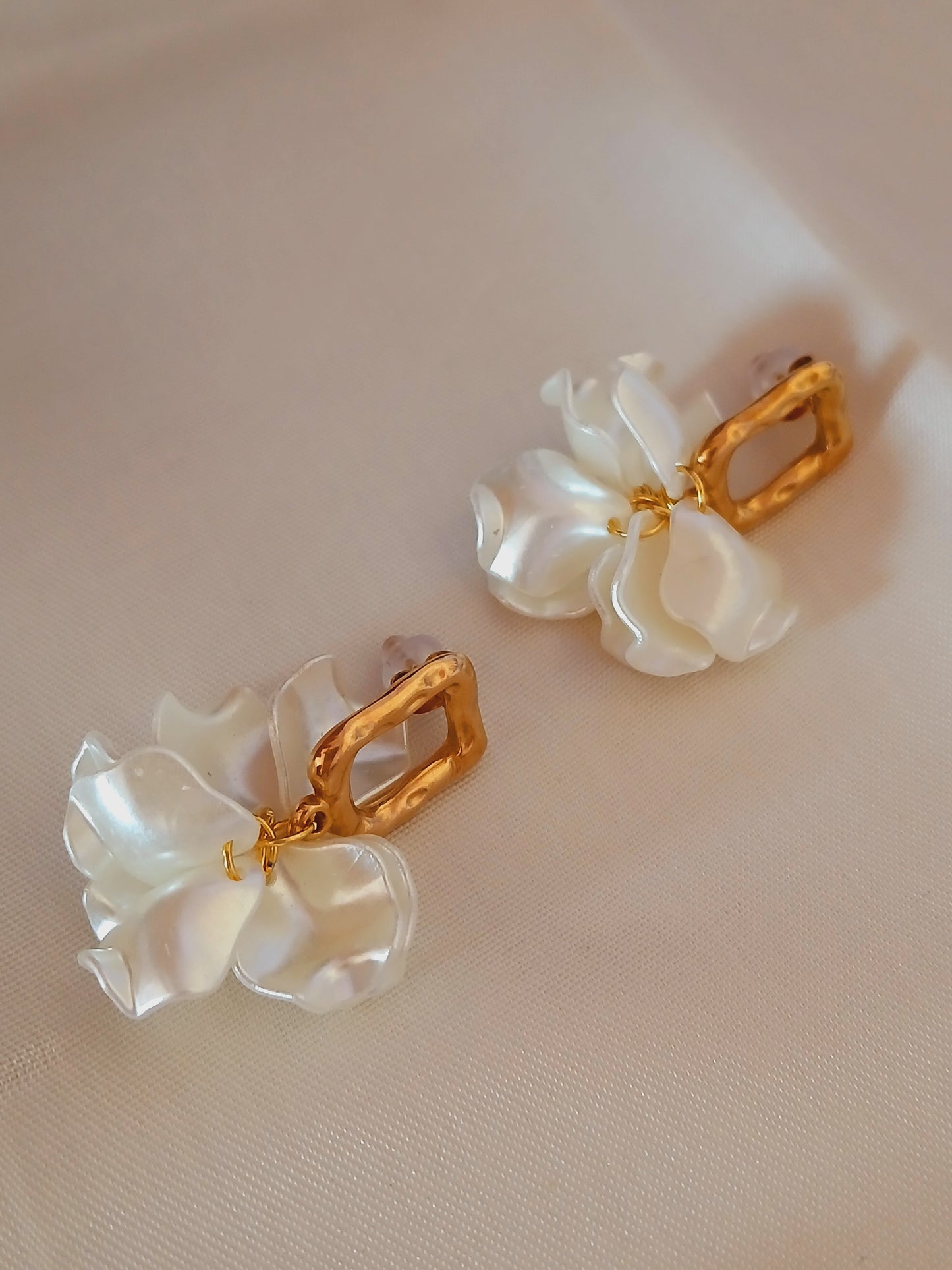 Creamy Stud - 18k gold plated