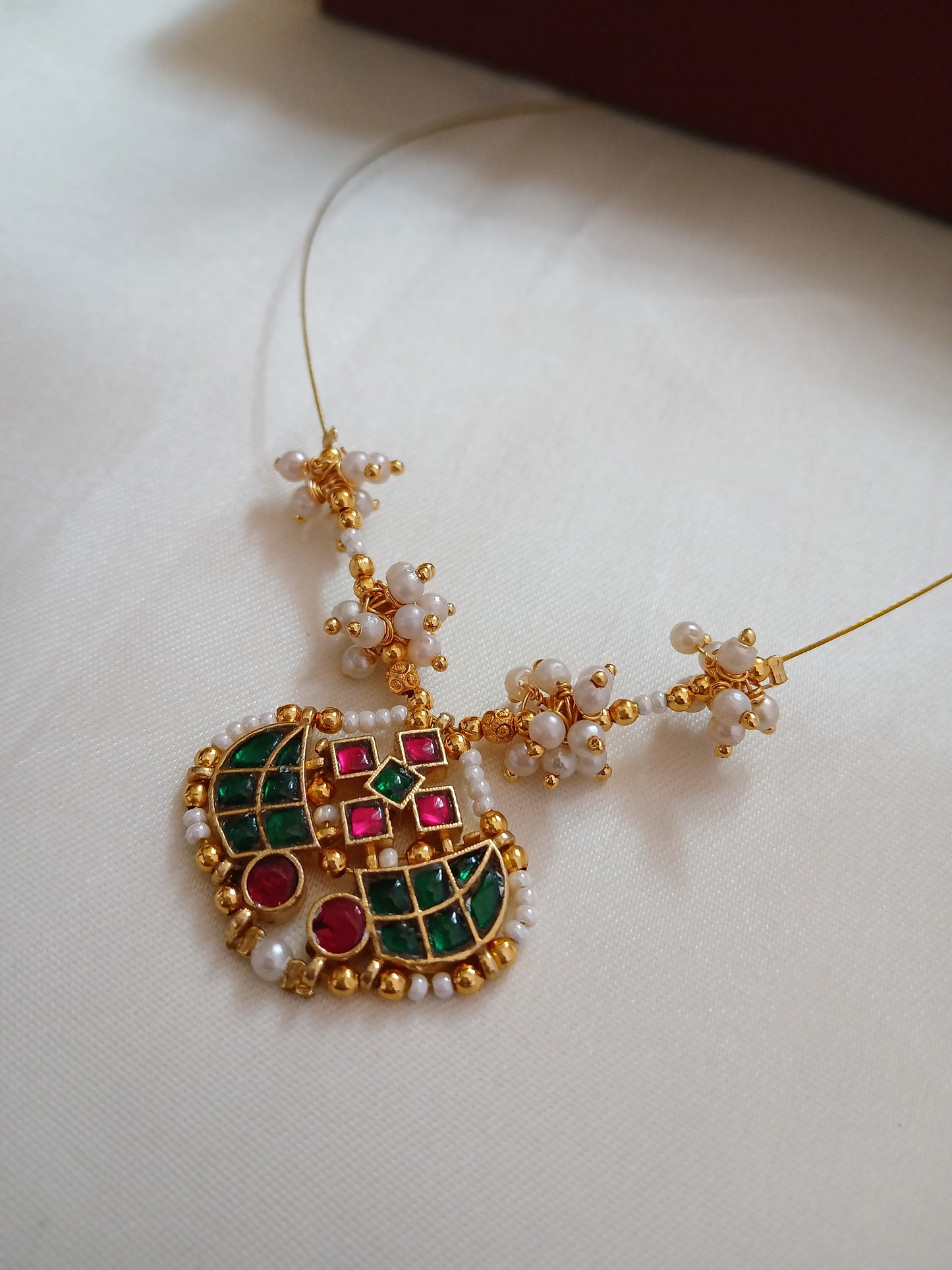 Jadau Sweet Cluster - Invisible necklace