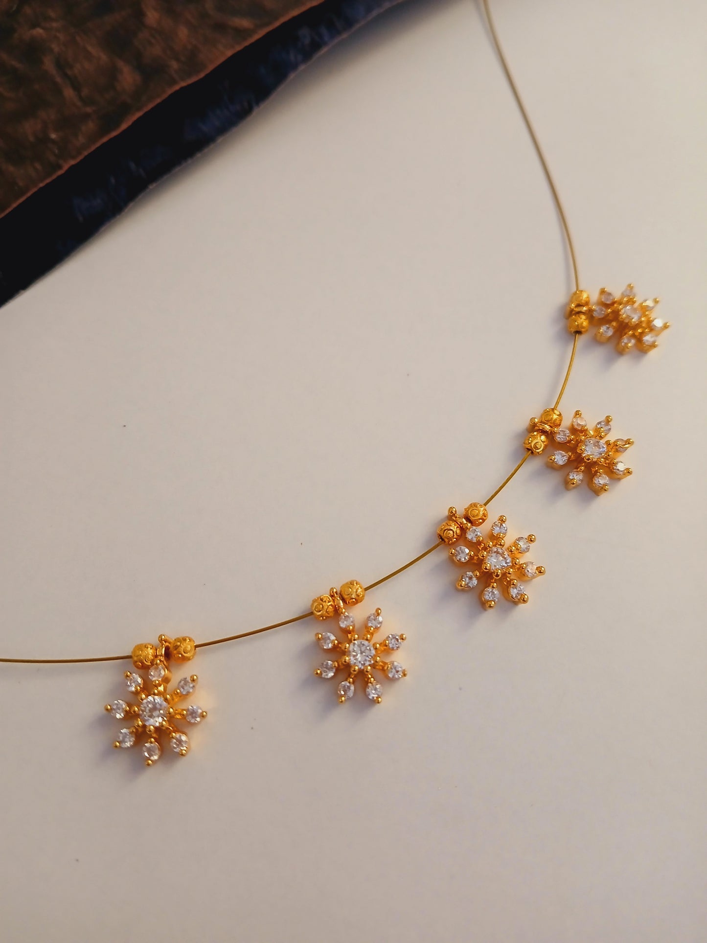 9 Diamonds allover - invisible necklace
