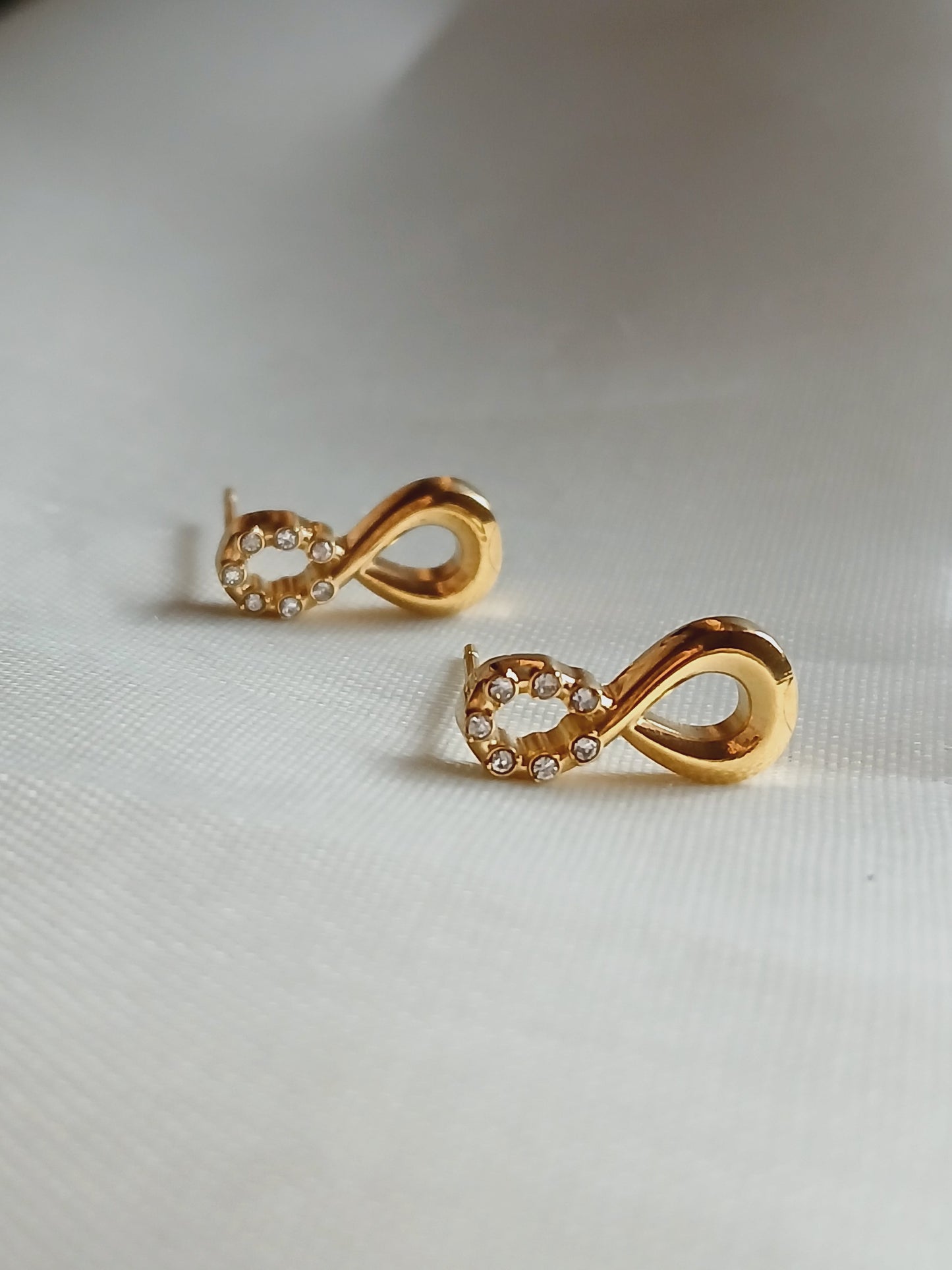 Infinity stud - 18k gold plated