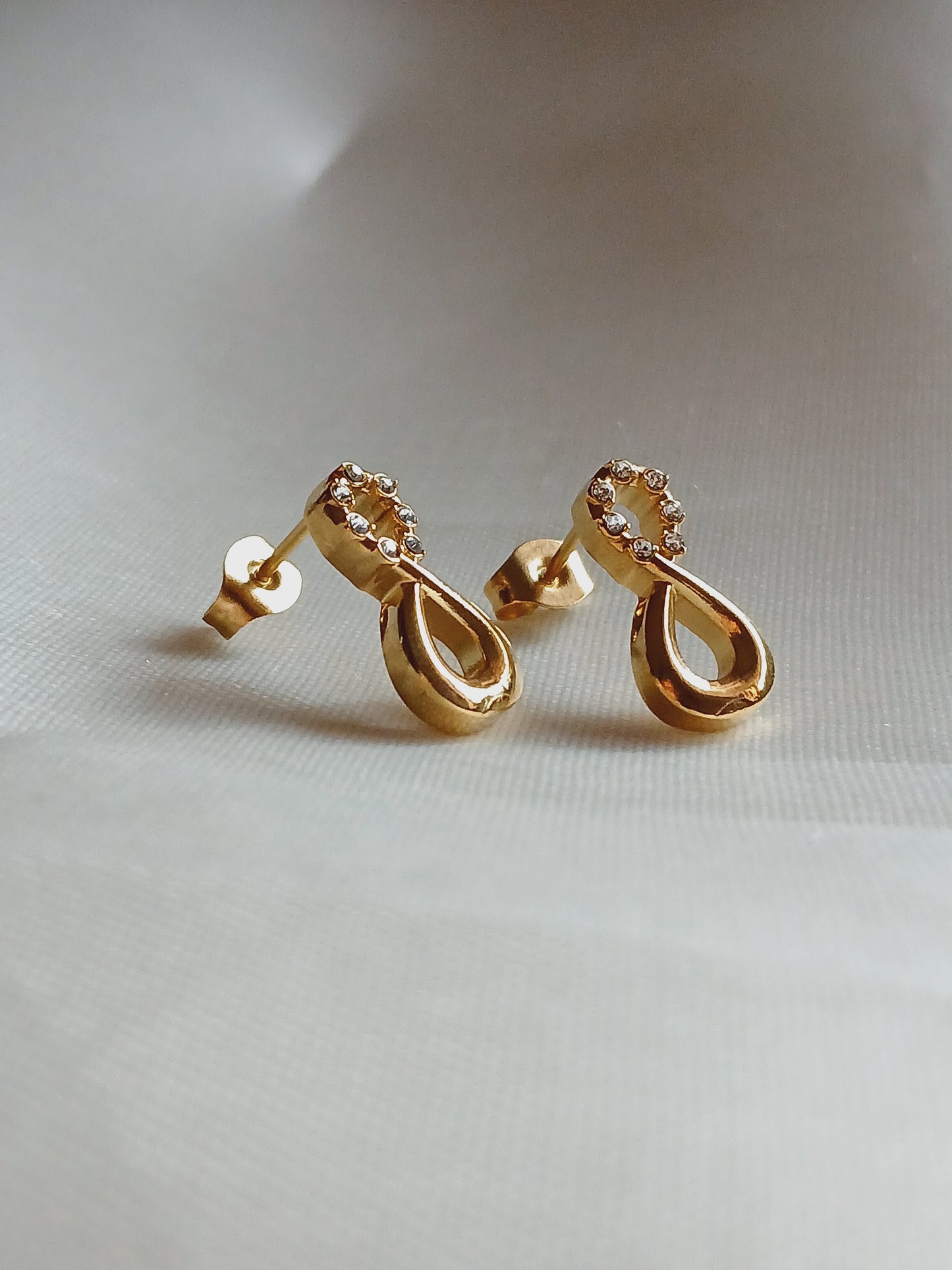 Infinity stud - 18k gold plated