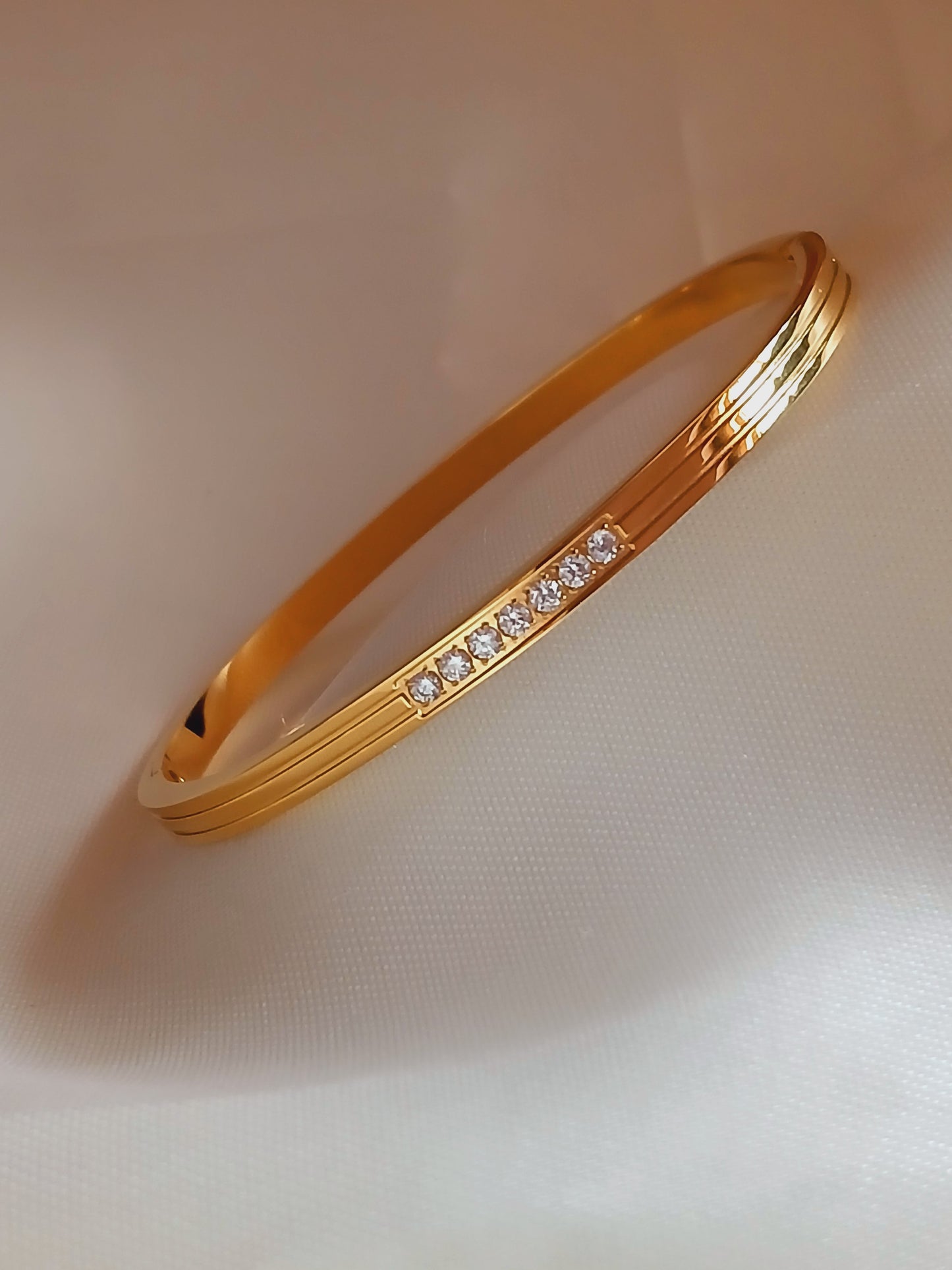 Diamond Row - 18k gold plated bracelet