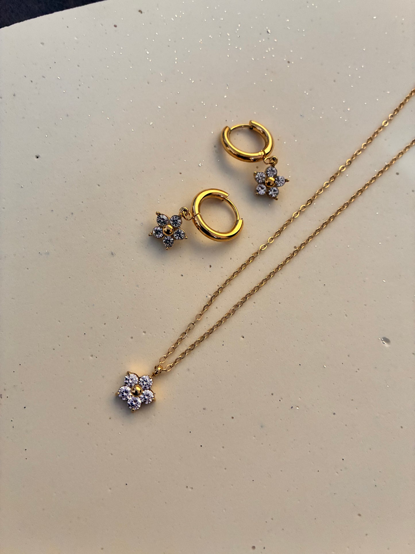 Diamond in Flower necklace - 18k gold plated