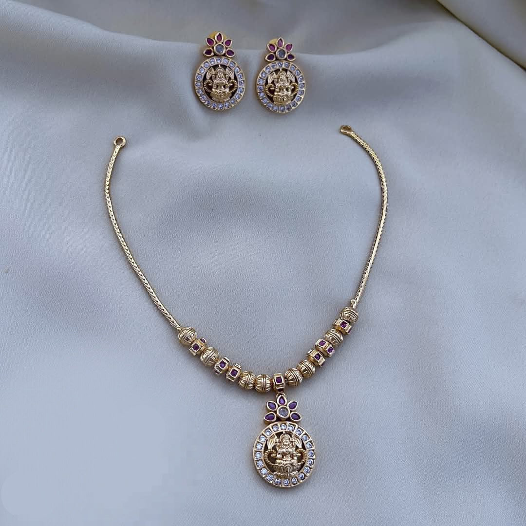 Chand Short necklace