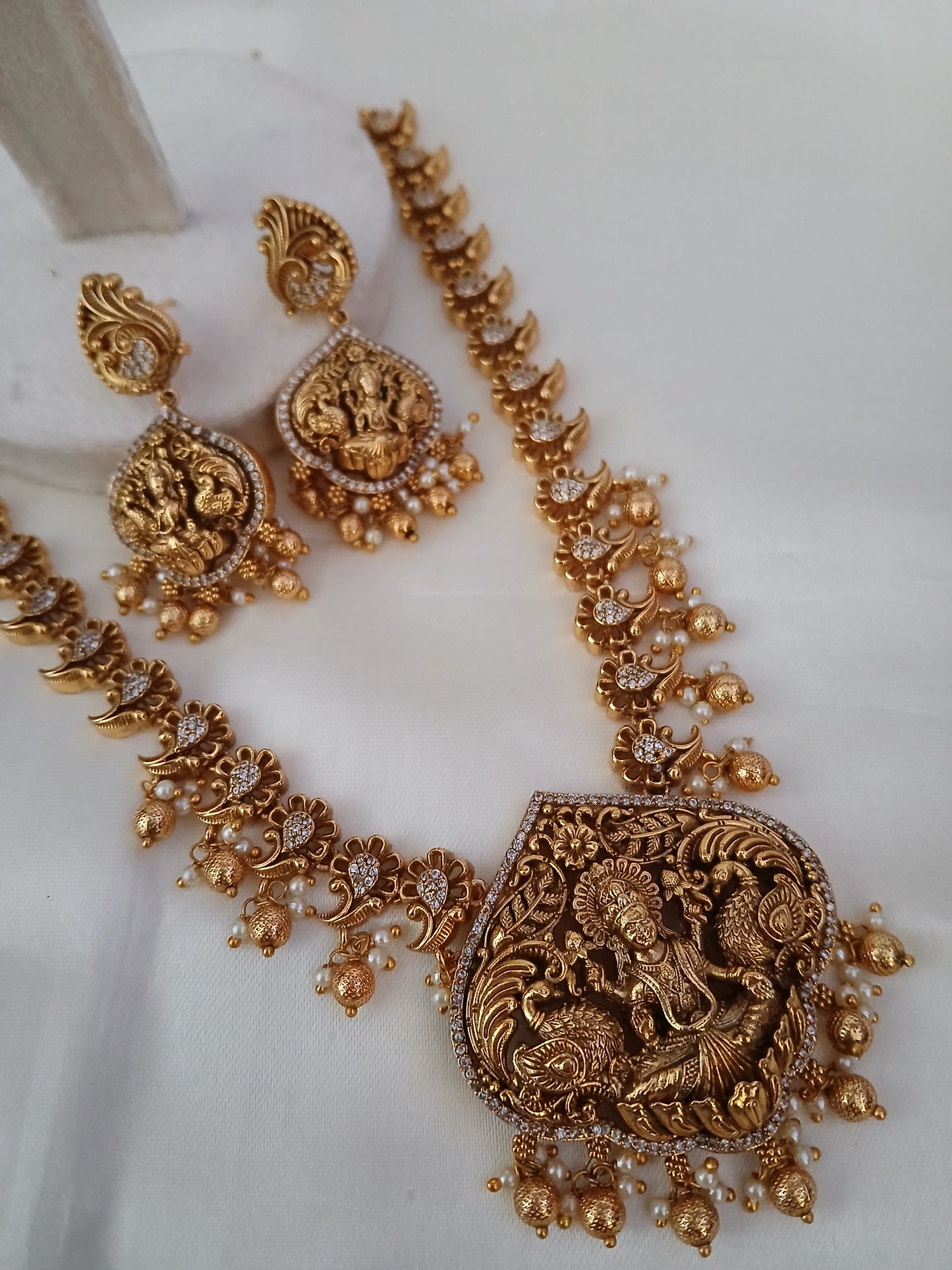 Flower creeper antique necklace