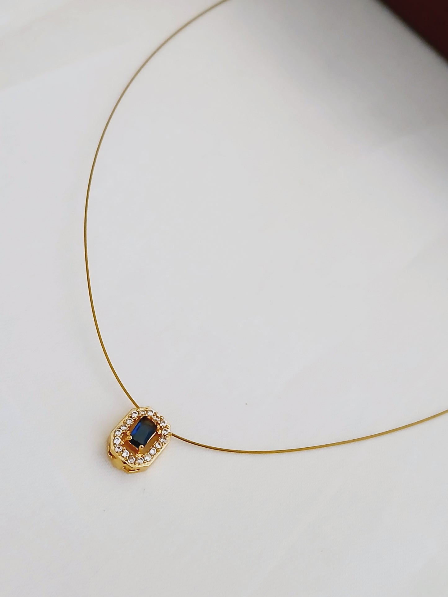 Blue square - Invisible necklace