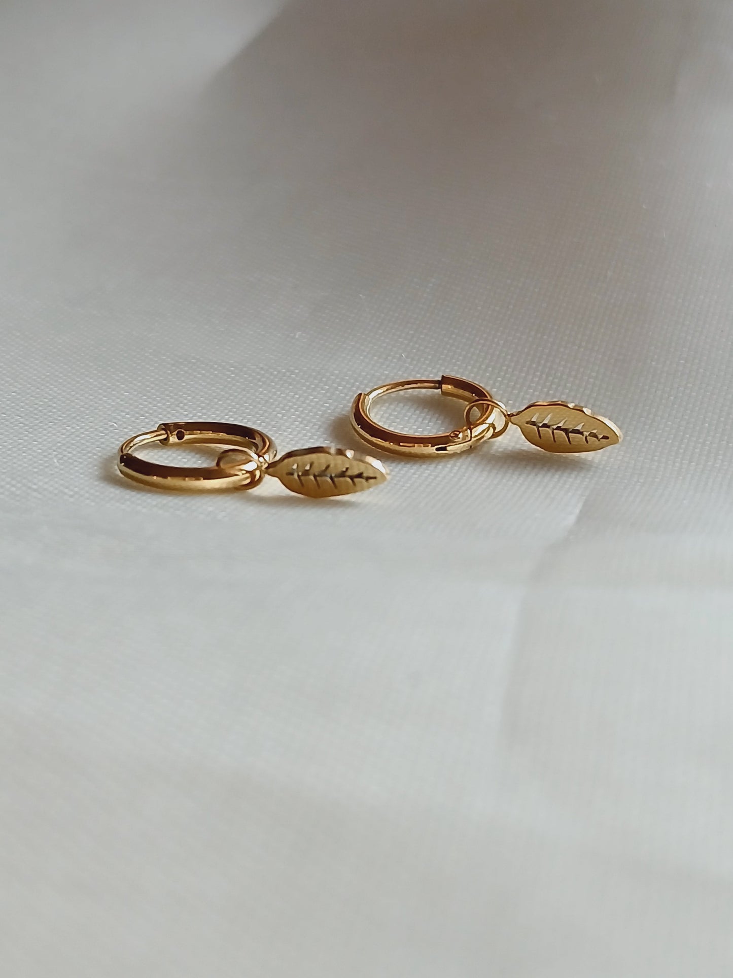 Leaf hoops - 18k gold plated