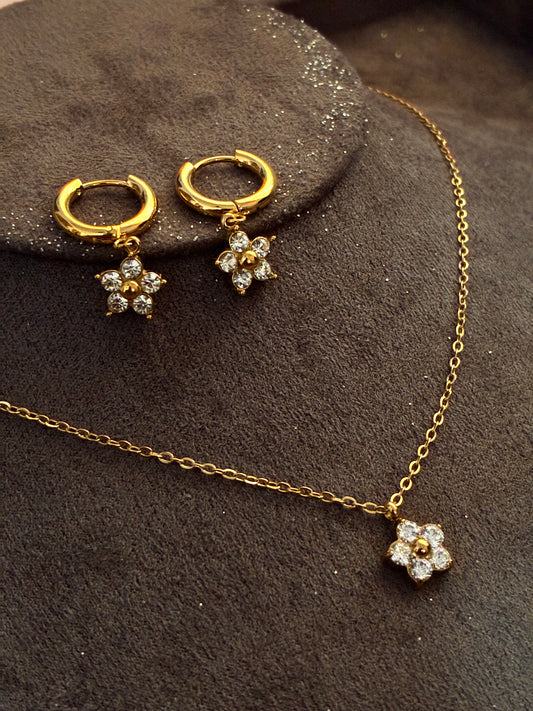 Diamond in Flower necklace - 18k gold plated