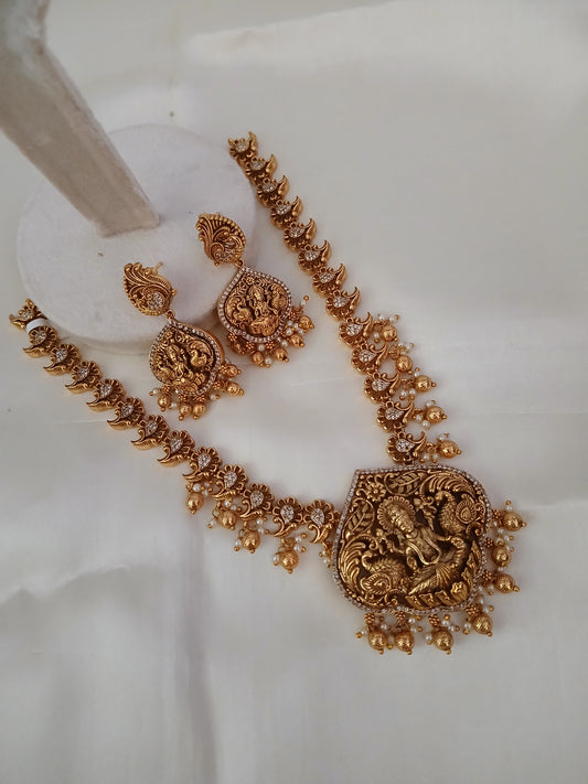 Flower creeper antique necklace