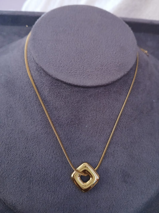 Plaza short necklace