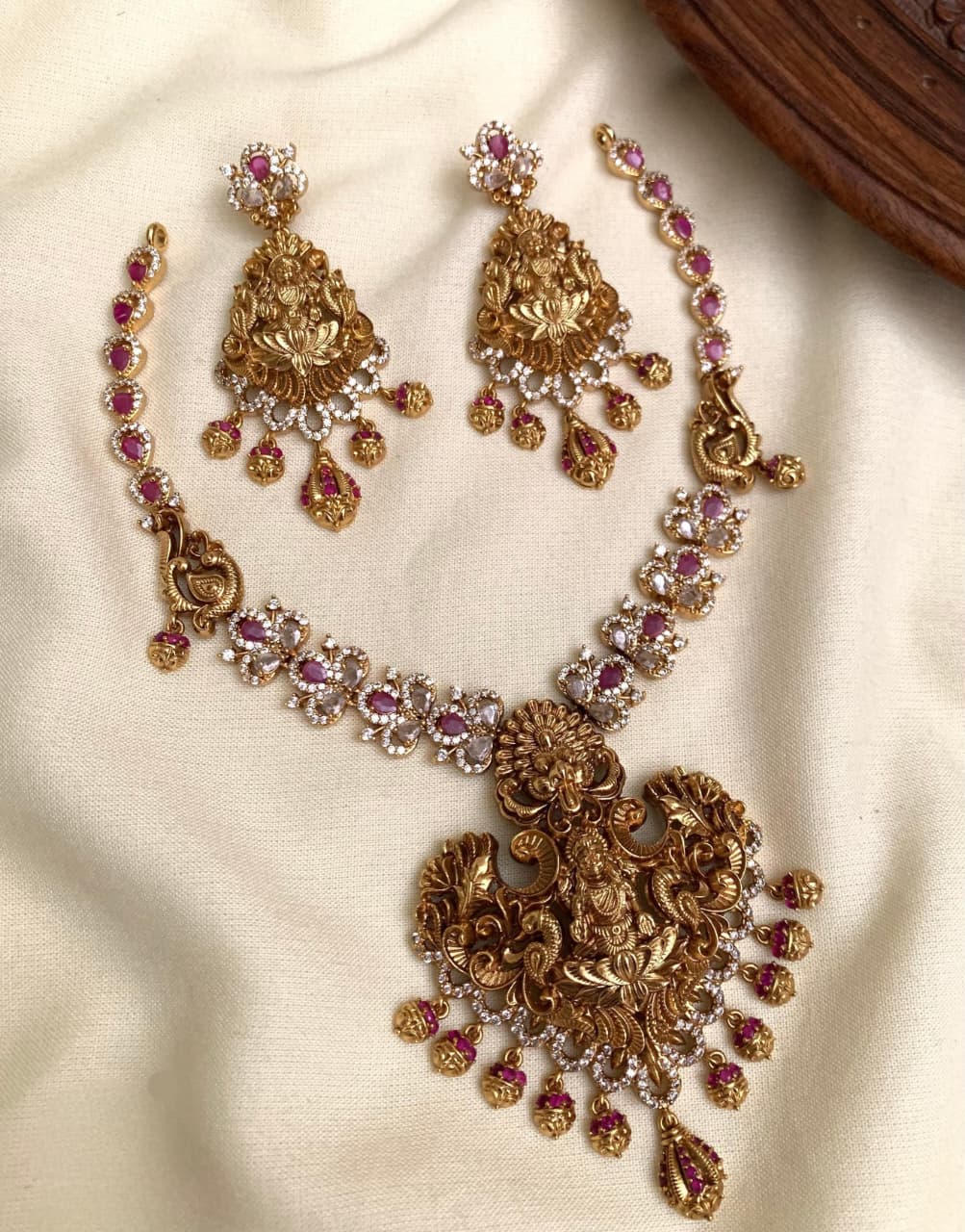 Crackles antique Necklace